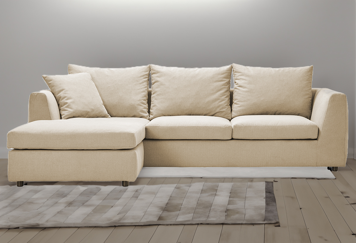 Απεικονίζεται ο ιβουάρ καναπές τοποθετημένος σε σαλόνι ενώ μπροστά υπάρχει μία μοκέτα.